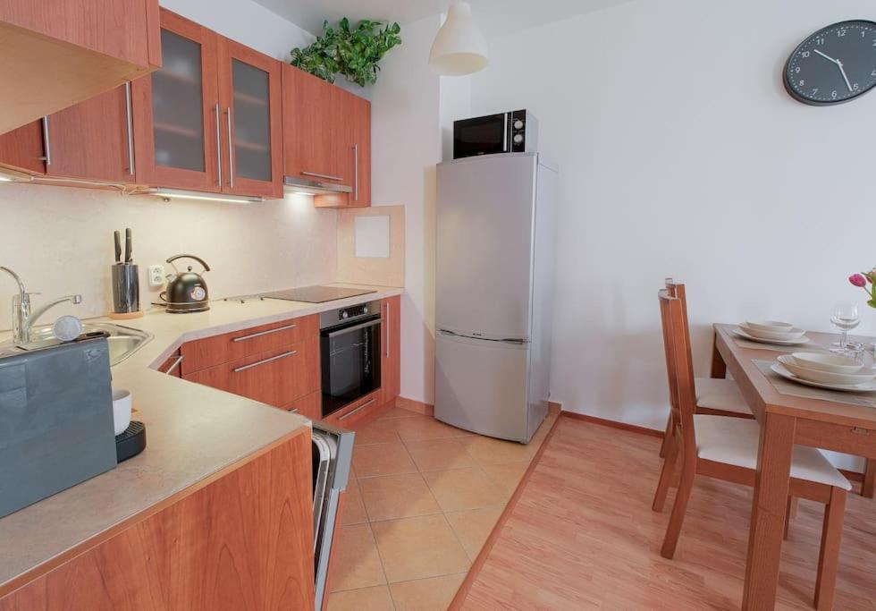 Apartament U Metra, 4 Hoste, Parking Free, Blizko O2 Arena Praga