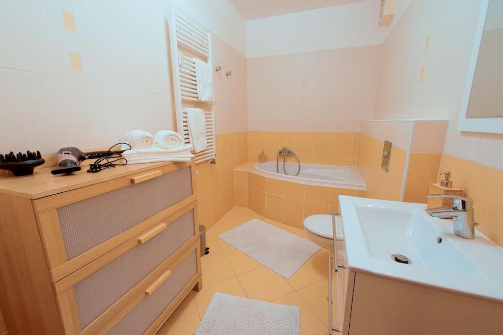 U Metra, 4 Hoste, Parking Free, Blizko O2 Arena Apartament