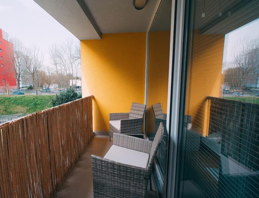 U Metra, 4 Hoste, Parking Free, Blizko O2 Arena Apartament *