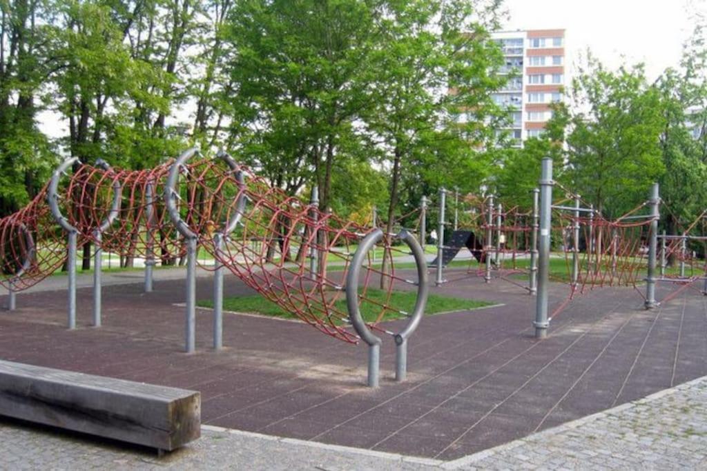 U Metra, 4 Hoste, Parking Free, Blizko O2 Arena Apartament *